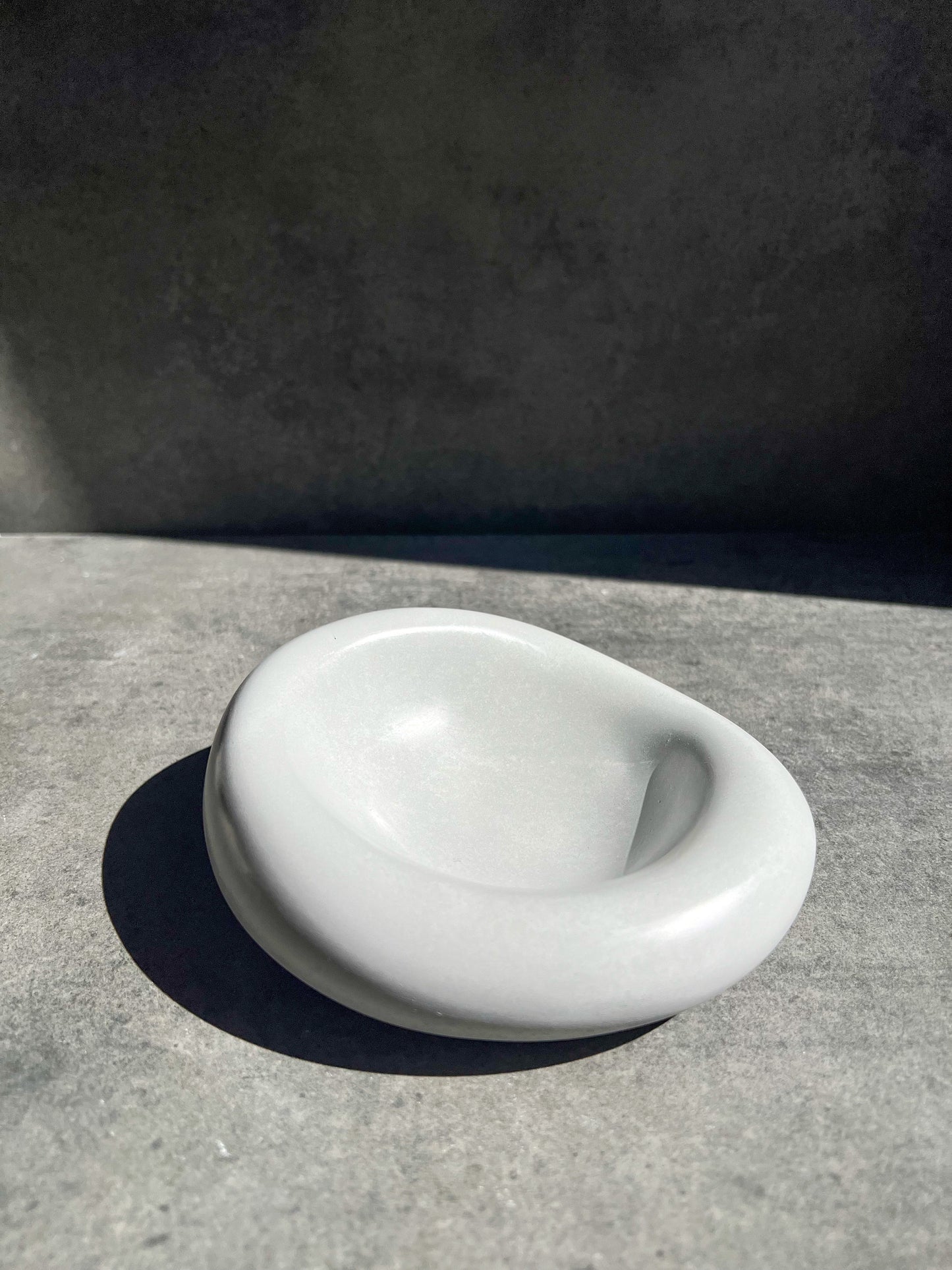 BUBBLE Concrete Tray, Asymmetrical Bowl, Catch All Tray, Pebble Jewelry Display, Chunky Japandi Decor, Trinket Tray, Curvy Cement Decor