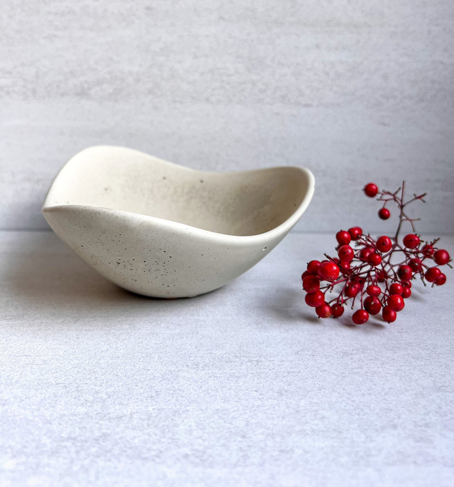 Wavy Concrete Bowl, Minimalist Bowl, Concrete Decor, Cement Catchall, Bowl for Coffee Table, Irregular Dish, Decorative Bowl, Trinket Bowl