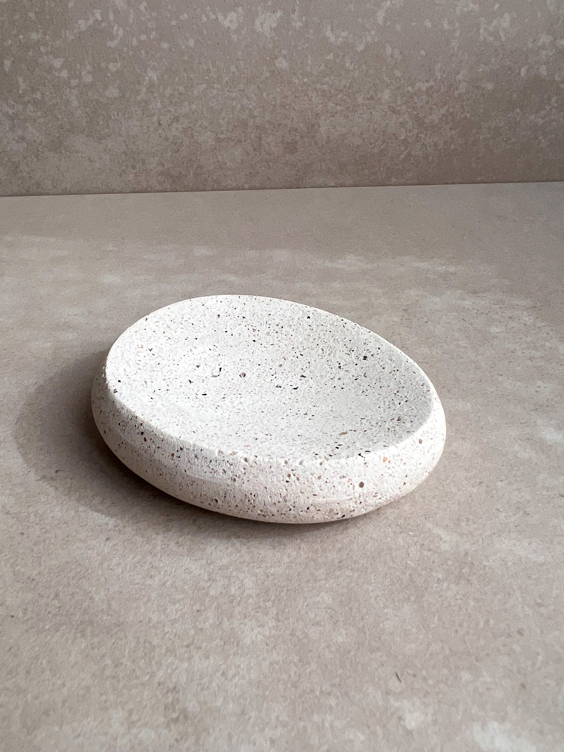 PEBBLE Concrete Soap Dish, Bar Soap Holder, Handmade Soap Tray, Soap Holder, Cement Jewelry Display, Ring Dish, Trinket Tray, Jewelry Holder