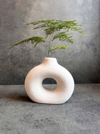 DONUT Concrete Vase, Circular Minimalist Vase, Organic Shaped Vase, Handmade Cement Decor, Dry Flower Holder, Pampas Shelf Decor, Stem Vase