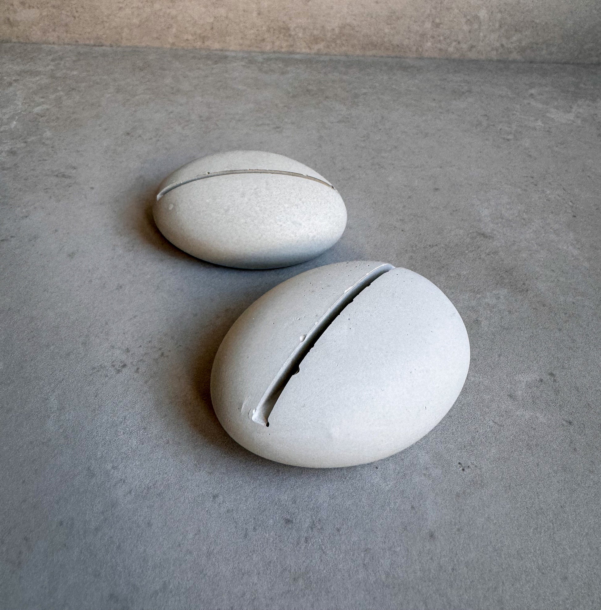 Concrete Pebble Card Holder, Oval Cement Number Holder, Picture Display, Industrial Office Decor, Table Place Card, Office Gift, Photo Stand