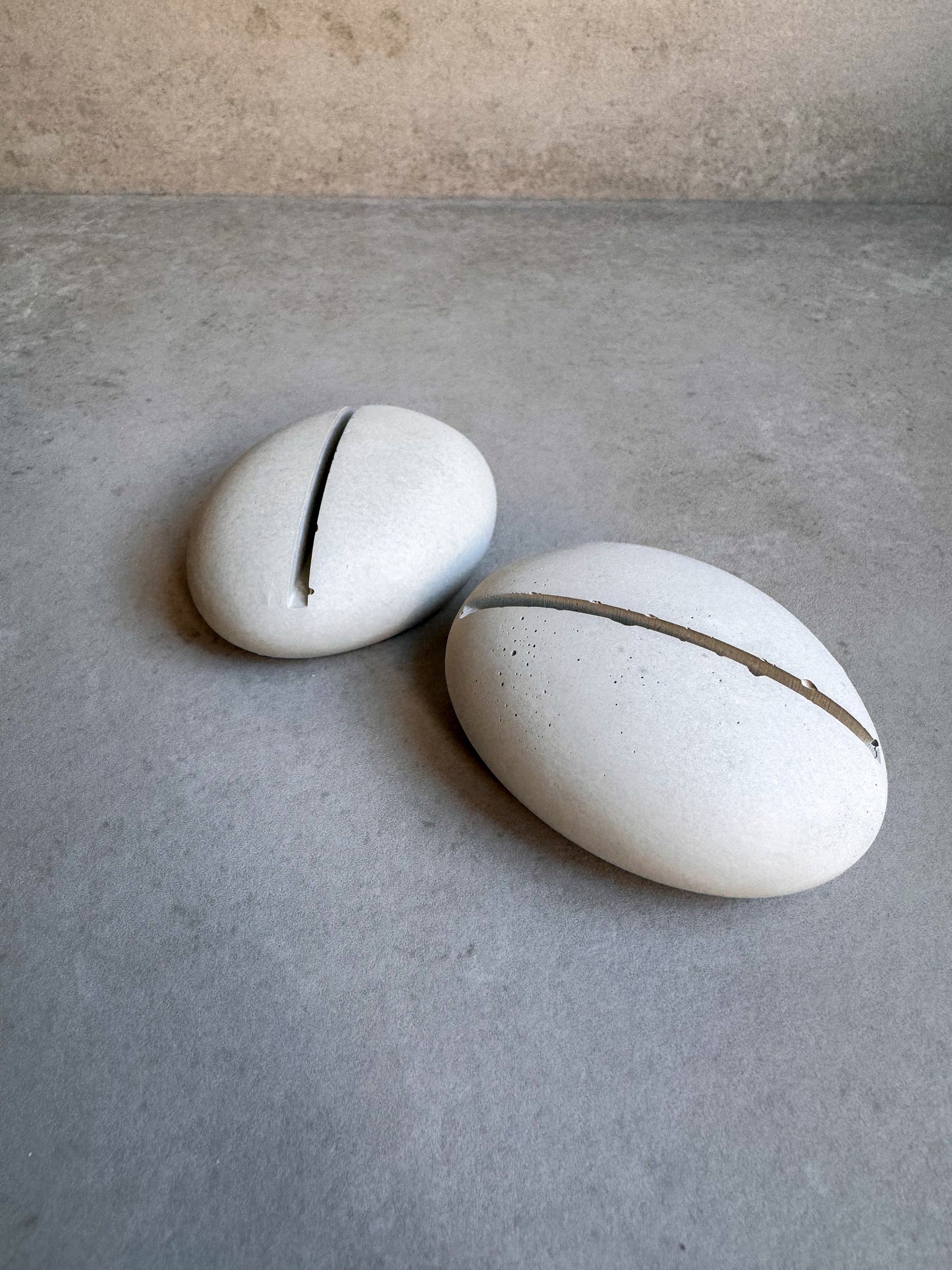 Concrete Pebble Card Holder, Oval Cement Number Holder, Picture Display, Industrial Office Decor, Table Place Card, Office Gift, Photo Stand