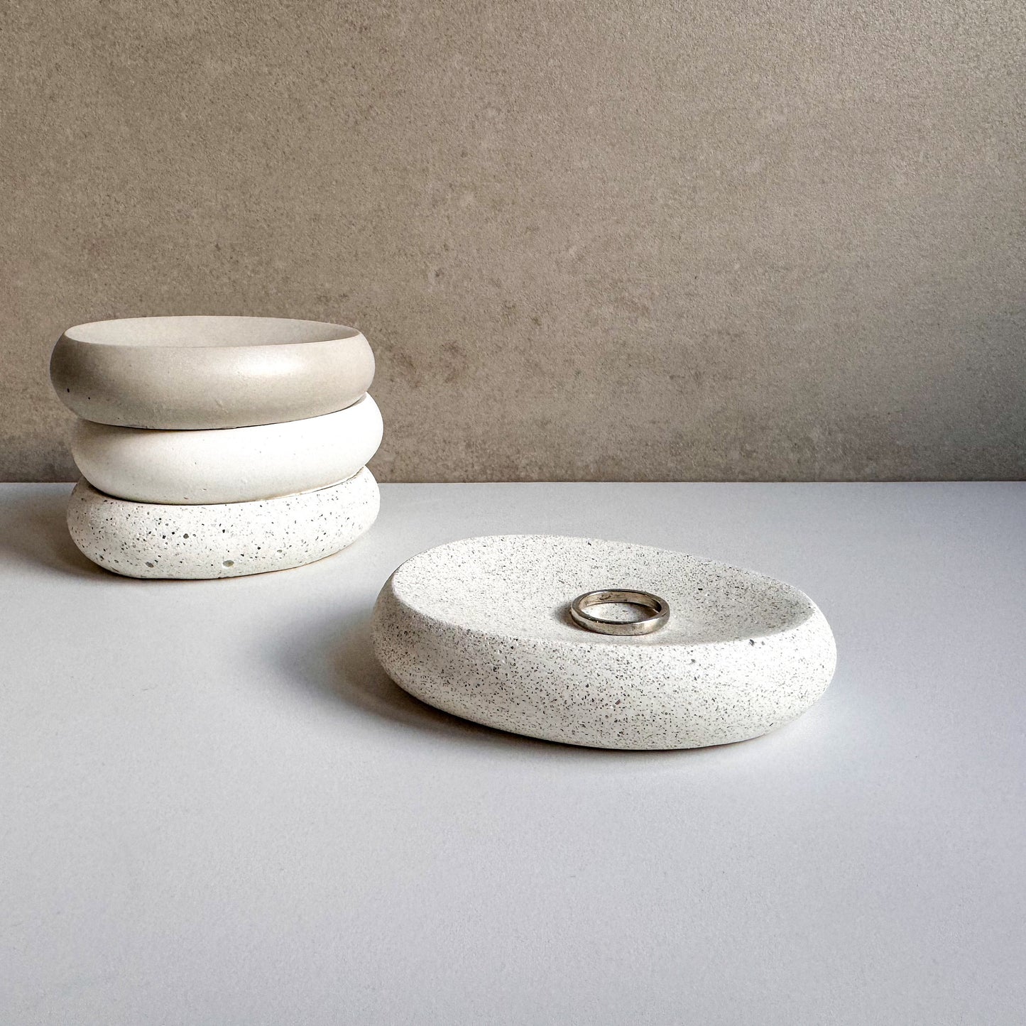 PEBBLE Concrete Soap Dish, Bar Soap Holder, Handmade Soap Tray, Soap Holder, Cement Jewelry Display, Ring Dish, Trinket Tray, Jewelry Holder