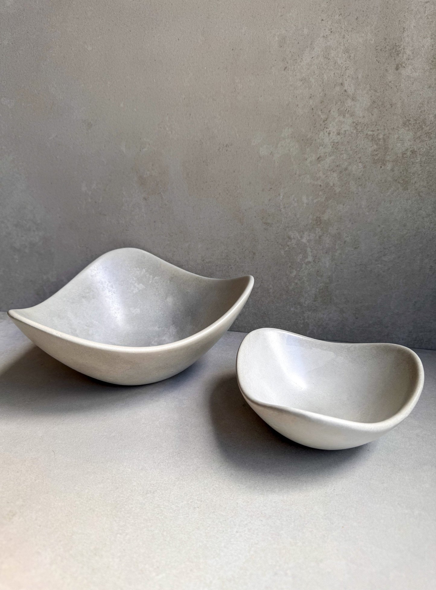 Wavy Concrete Bowl, Minimalist Bowl, Concrete Decor, Cement Catchall, Bowl for Coffee Table, Irregular Dish, Decorative Bowl, Trinket Bowl