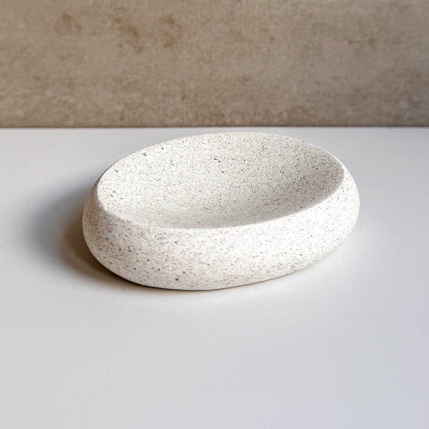 PEBBLE Concrete Soap Dish, Bar Soap Holder, Handmade Soap Tray, Soap Holder, Cement Jewelry Display, Ring Dish, Trinket Tray, Jewelry Holder