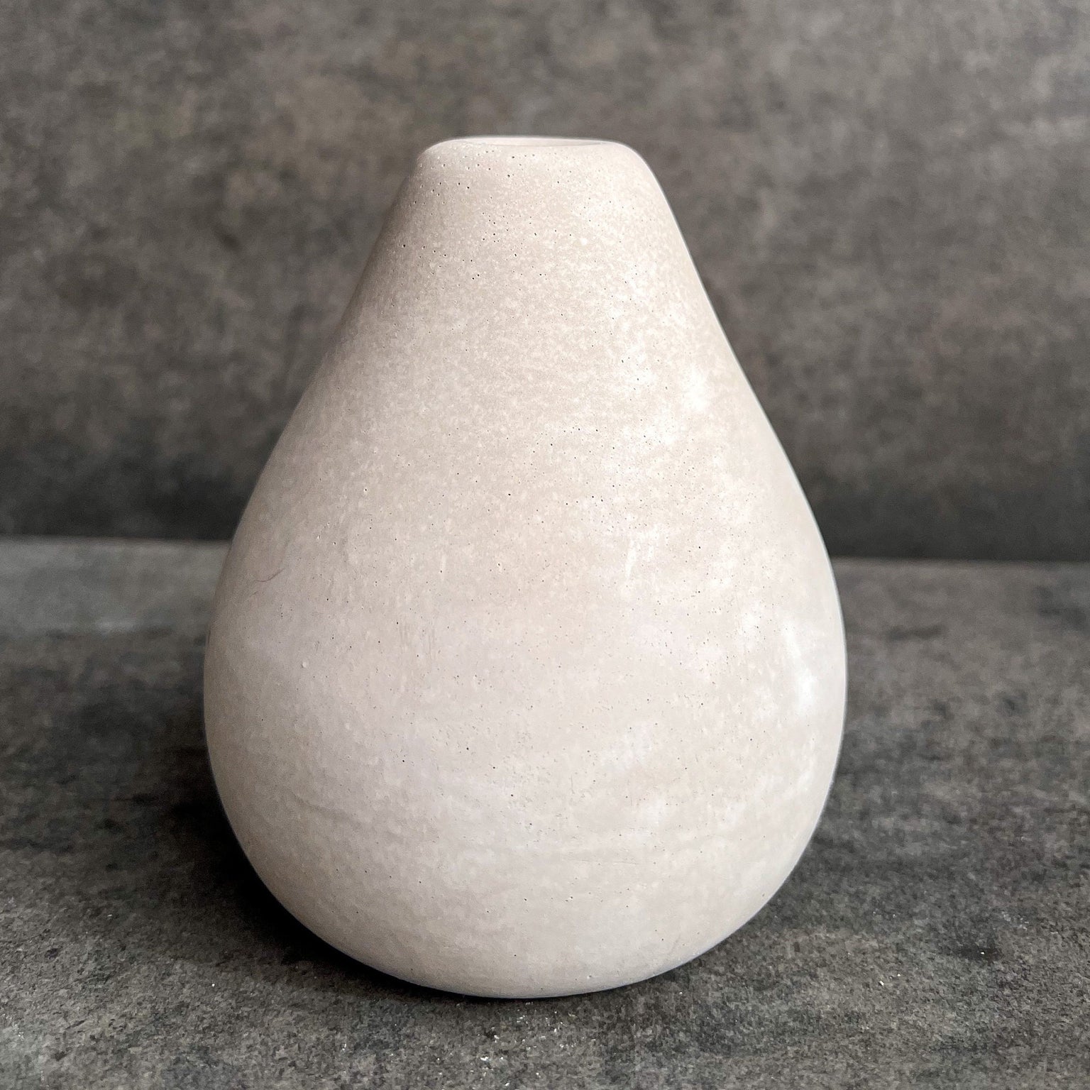 CONCRETE PEAR Sculpture, Minimalist Cement Decor, Tabletop Art Figurine, Modern Decorative Fruit, Ornamental Pear, Decor for Coffee Table