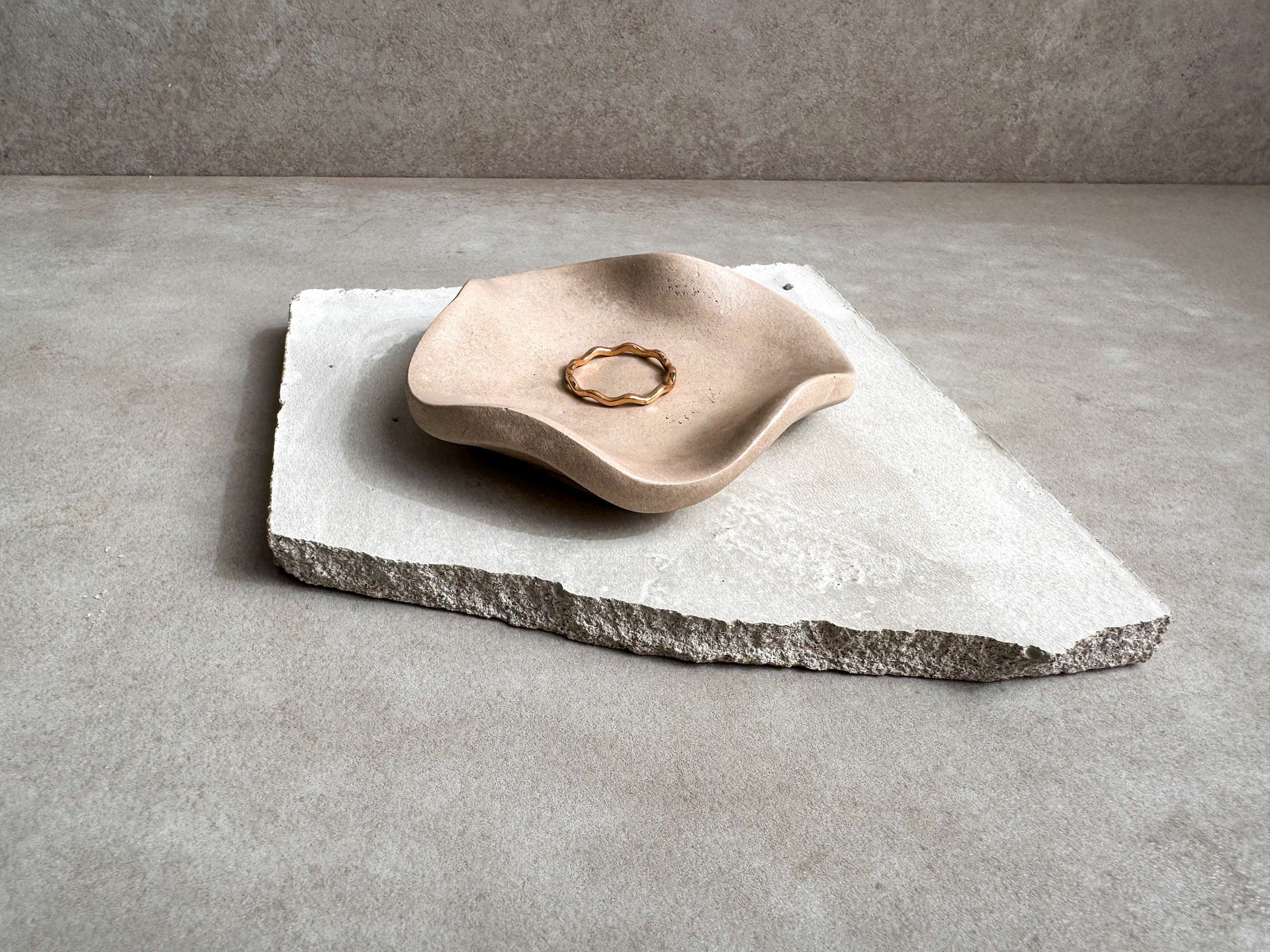 Small Wavy Concrete Tray, Irregular Trinket Storage, Mini Ring Dish, Modern Jewelry Display, Engagement Ring Holder, Minimalist Tiny Bowl