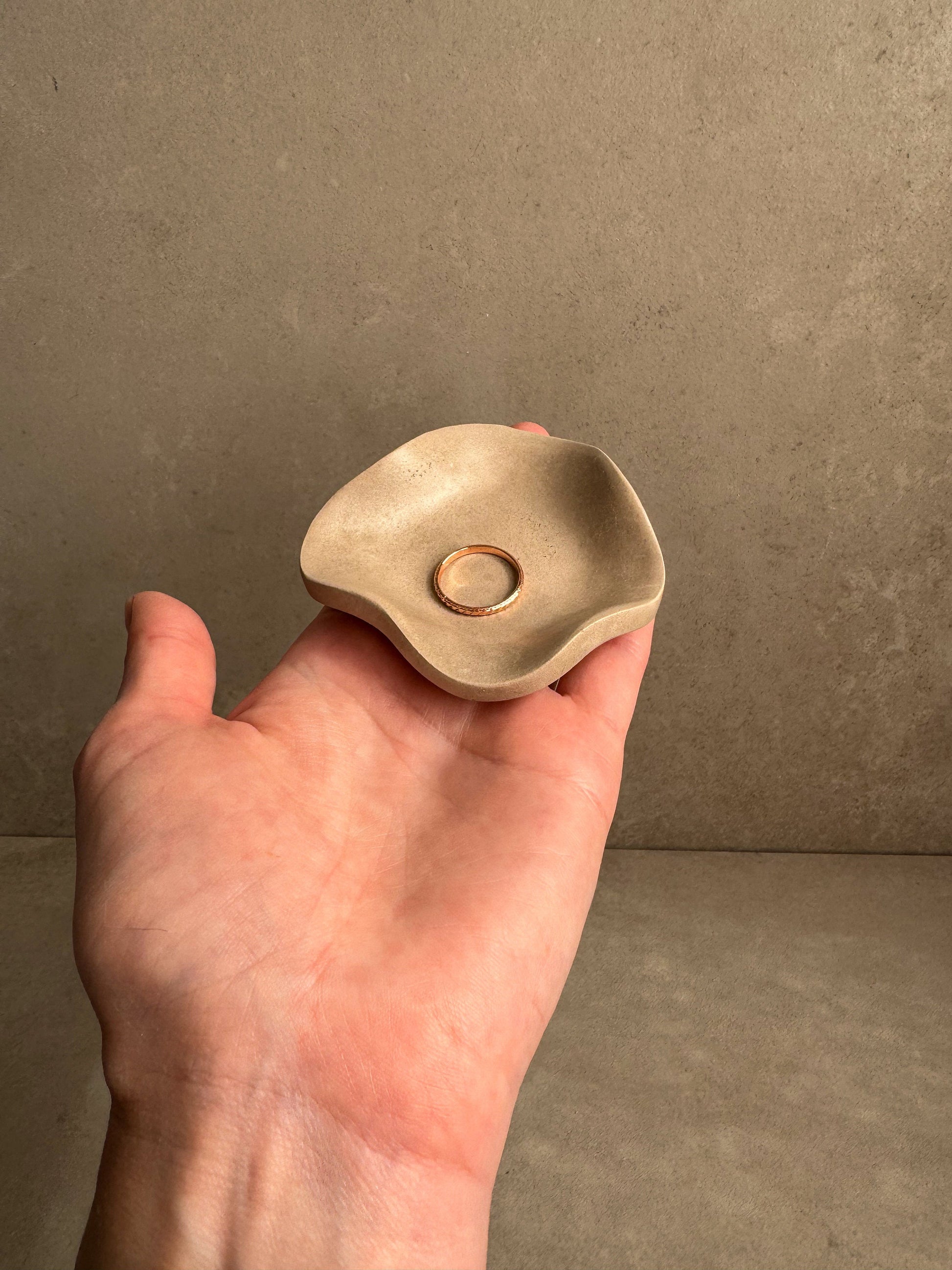 Small Wavy Concrete Tray, Irregular Trinket Storage, Mini Ring Dish, Modern Jewelry Display, Engagement Ring Holder, Minimalist Tiny Bowl