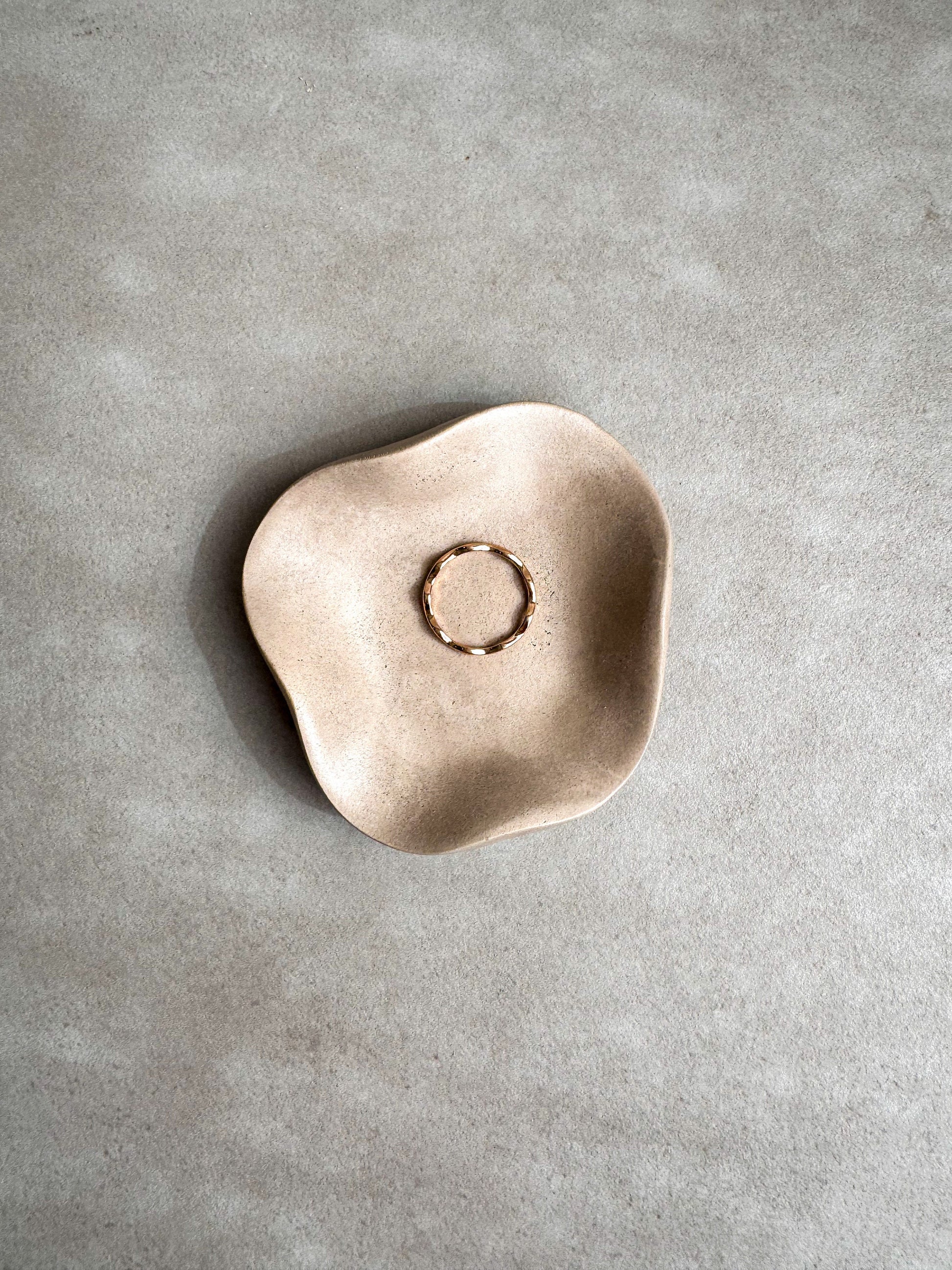 Small Wavy Concrete Tray, Irregular Trinket Storage, Mini Ring Dish, Modern Jewelry Display, Engagement Ring Holder, Minimalist Tiny Bowl