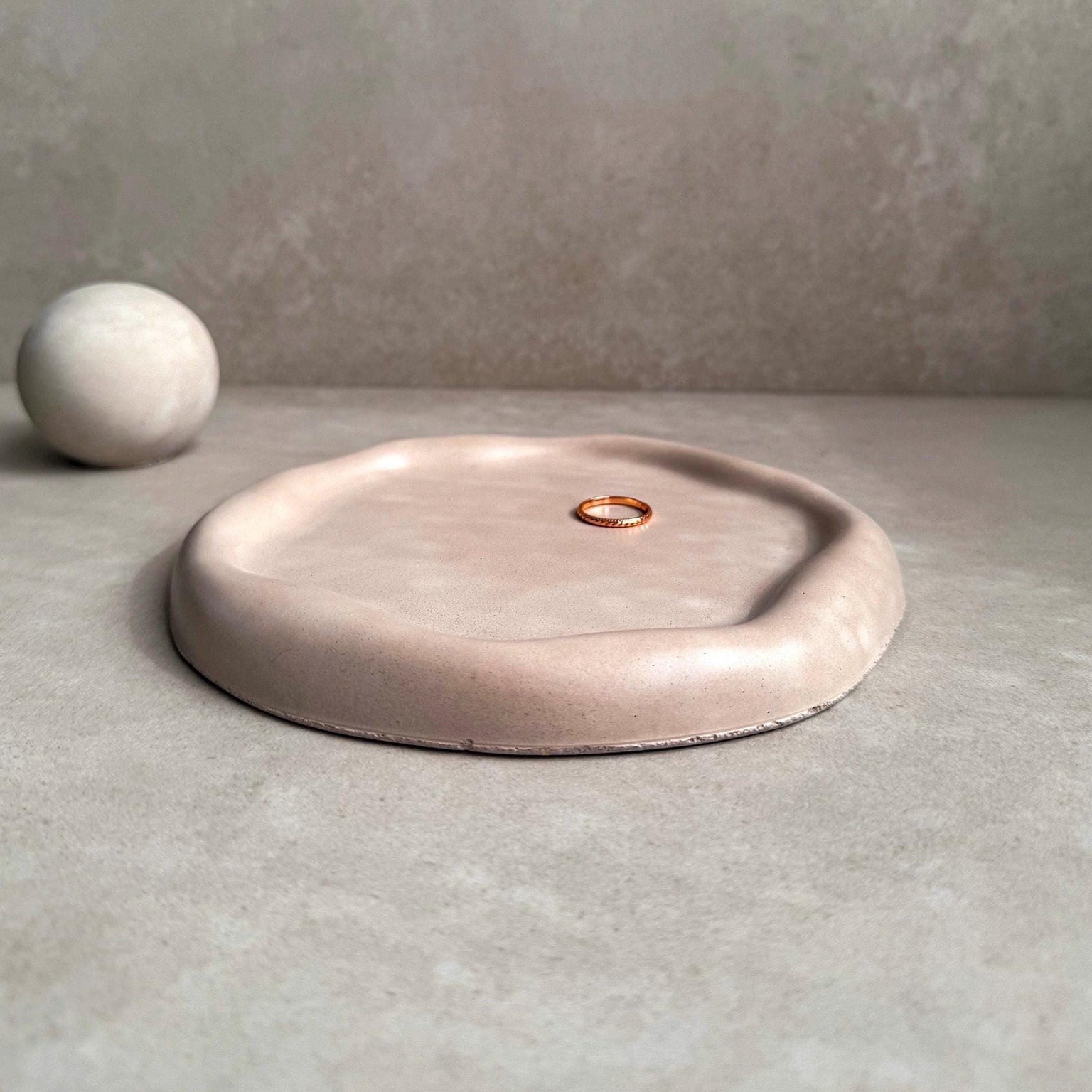 WAVY Concrete Tray, Irregular Plate, Catch All Tray, Blob Jewelry Display, Organic Japandi Decor, Cloud Trinket Tray, Curvy Cement Homewares